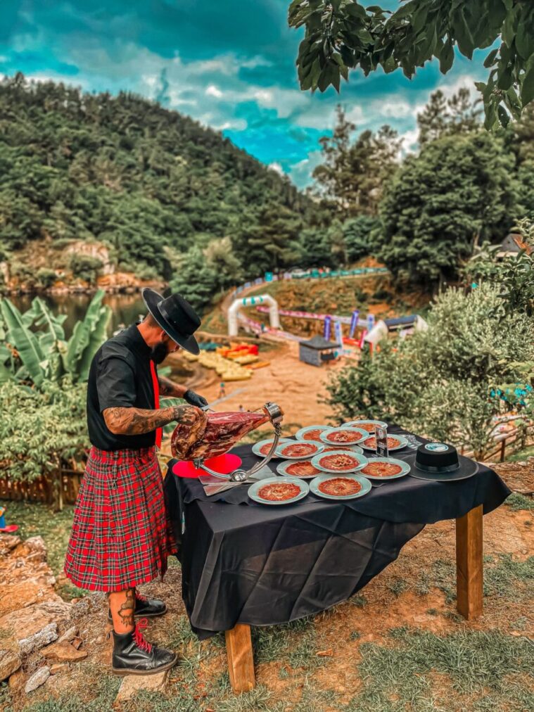 Corte de jamón en boda campestre entre viñedos, Ourense