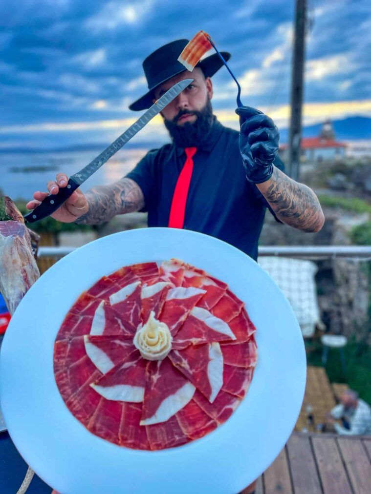 Show de jamón ibérico en la Illa de Arousa con Galician Ham Carver
