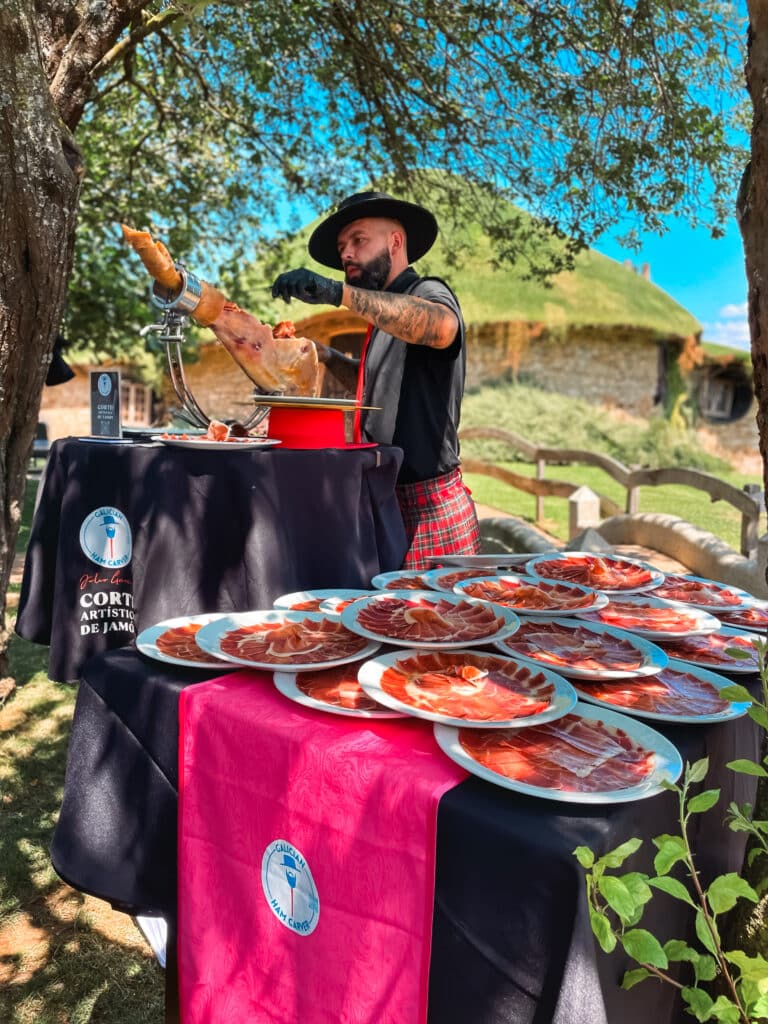 Cortador de jamón profesional en evento al aire libre en A Coruña con presentación artística de platos de jamón ibérico de Galician Ham Carver, ideal para bodas, celebraciones y eventos exclusivos en Galicia.