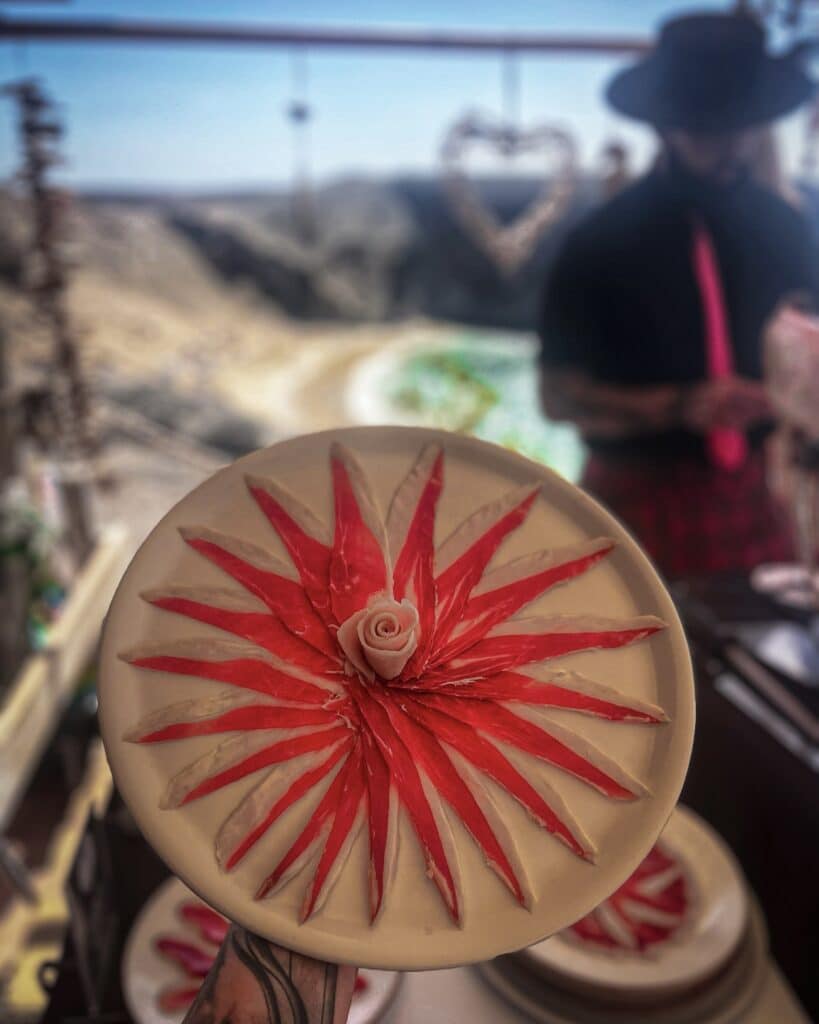 Plato artístico de jamón ibérico en forma de flor elaborado por Julio García de Galician Ham Carver en Lanzarote, ideal para bodas, comuniones, aniversarios y eventos exclusivos en Arrecife, Puerto del Carmen, Playa Blanca, Teguise, Costa Teguise, Tías y Haría.