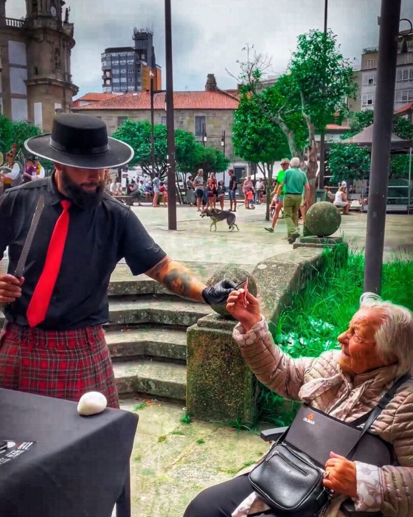 Cortador profesional de jamón en Pontevedra ofreciendo una degustación durante las Fiestas de la Peregrina en la plaza central.