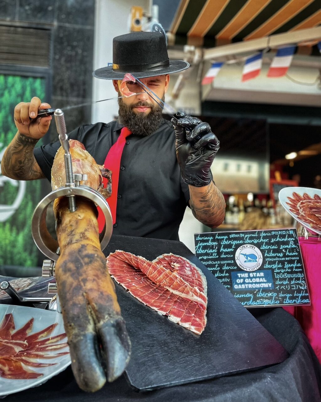 Julio García, maestro cortador de jamón de Galician Ham Carver, presentando corte artístico en forma de corazón ideal para bodas, comuniones y celebraciones en todas las Islas Canarias: Tenerife, Gran Canaria, Lanzarote, Fuerteventura, La Palma, La Gomera, El Hierro y La Graciosa.
