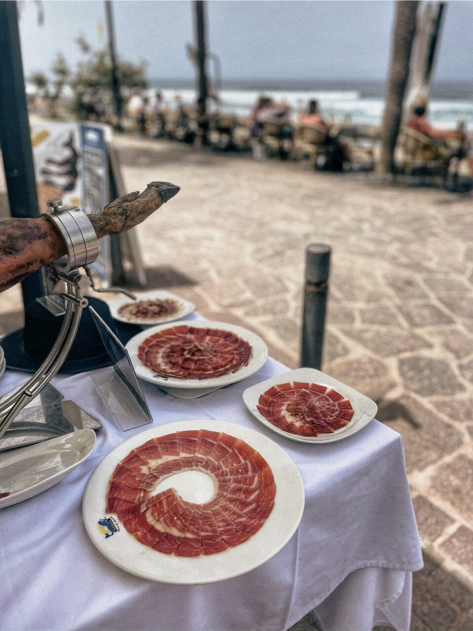 Platos de jamón ibérico cortado por Julio García de Galician Ham Carver frente al mar en Tenerife para bodas y celebraciones exclusivas.