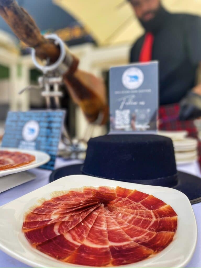 Plato de jamón ibérico finamente cortado por Julio García de Galician Ham Carver durante un evento exclusivo en Tenerife.