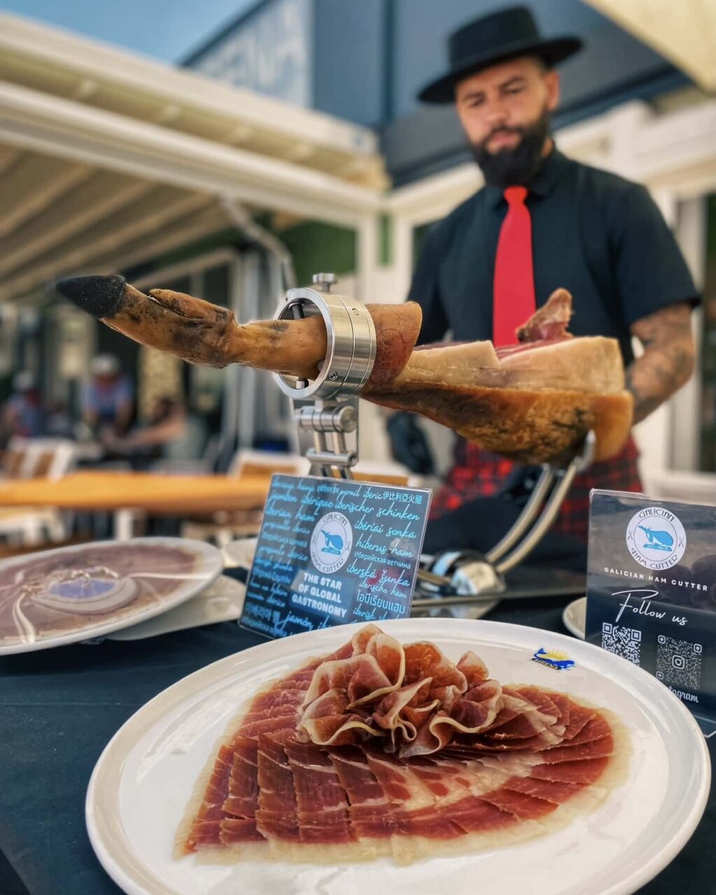 Emplatado de jamón ibérico en forma artística durante evento exclusivo en Canarias por Julio García, cortador profesional de Galician Ham Carver, disponible para bodas, comuniones y celebraciones en Tenerife, Gran Canaria, Lanzarote, Fuerteventura, La Palma, La Gomera, El Hierro y La Graciosa.