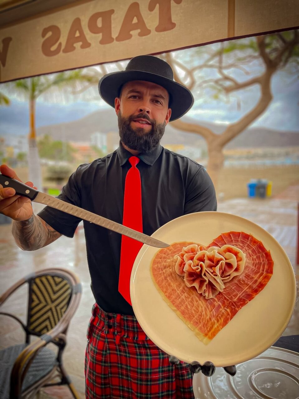 Julio García, cortador profesional de jamón de Galician Ham Carver, presentando un espectacular corte en forma de corazón, ideal para bodas, comuniones y eventos exclusivos en todas las Islas Canarias: Tenerife, Gran Canaria, Lanzarote, Fuerteventura, La Palma, La Gomera, El Hierro y La Graciosa.