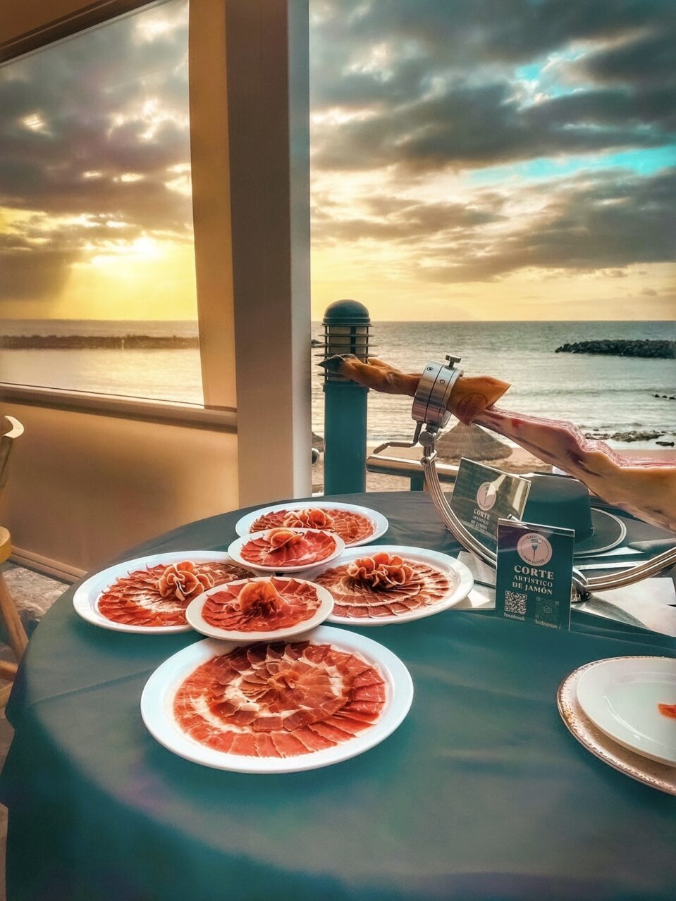 Platos de jamón ibérico cortado artísticamente por Julio García de Galician Ham Carver, listos para bodas, comuniones y celebraciones frente al mar en Ibiza ciudad, Santa Eulària, Dalt Vila, Sant Antoni de Portmany, Sant Josep de sa Talaia, Playa d’en Bossa, Talamanca, Es Canar, Cala Llonga, Jesús, Sant Jordi, Sant Rafel, Cala Tarida y otros destinos exclusivos de la isla.