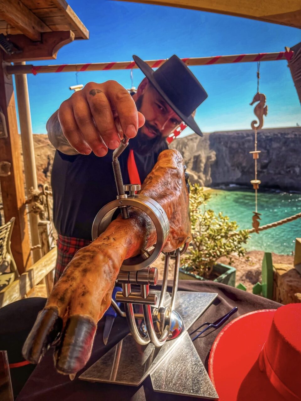 Julio García, cortador profesional de Galician Ham Carver, preparando un jamón ibérico en Lanzarote para bodas, comuniones y eventos en Gran Canaria, Tenerife, Fuerteventura, Lanzarote, La Palma, La Gomera, El Hierro, La Graciosa y todas las Islas Canarias.
