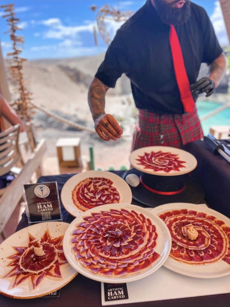 Bandejas de jamón ibérico cortado en vivo con diseño artístico para eventos de lujo y celebraciones internacionales