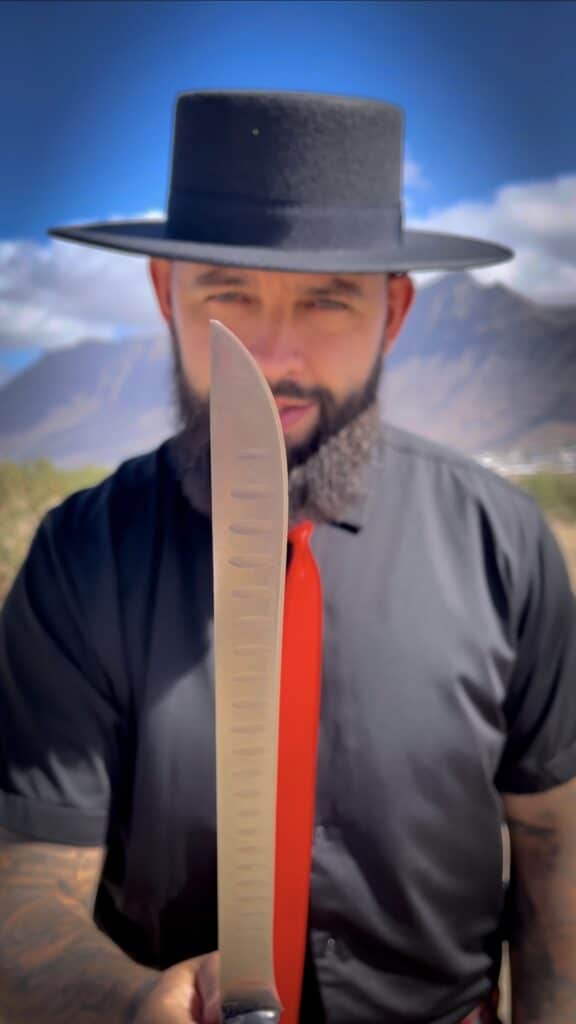 Primer plano de Julio García, maestro cortador de jamón de Galician Ham Carver, en Famara, Lanzarote, preparado para bodas y celebraciones exclusivas.