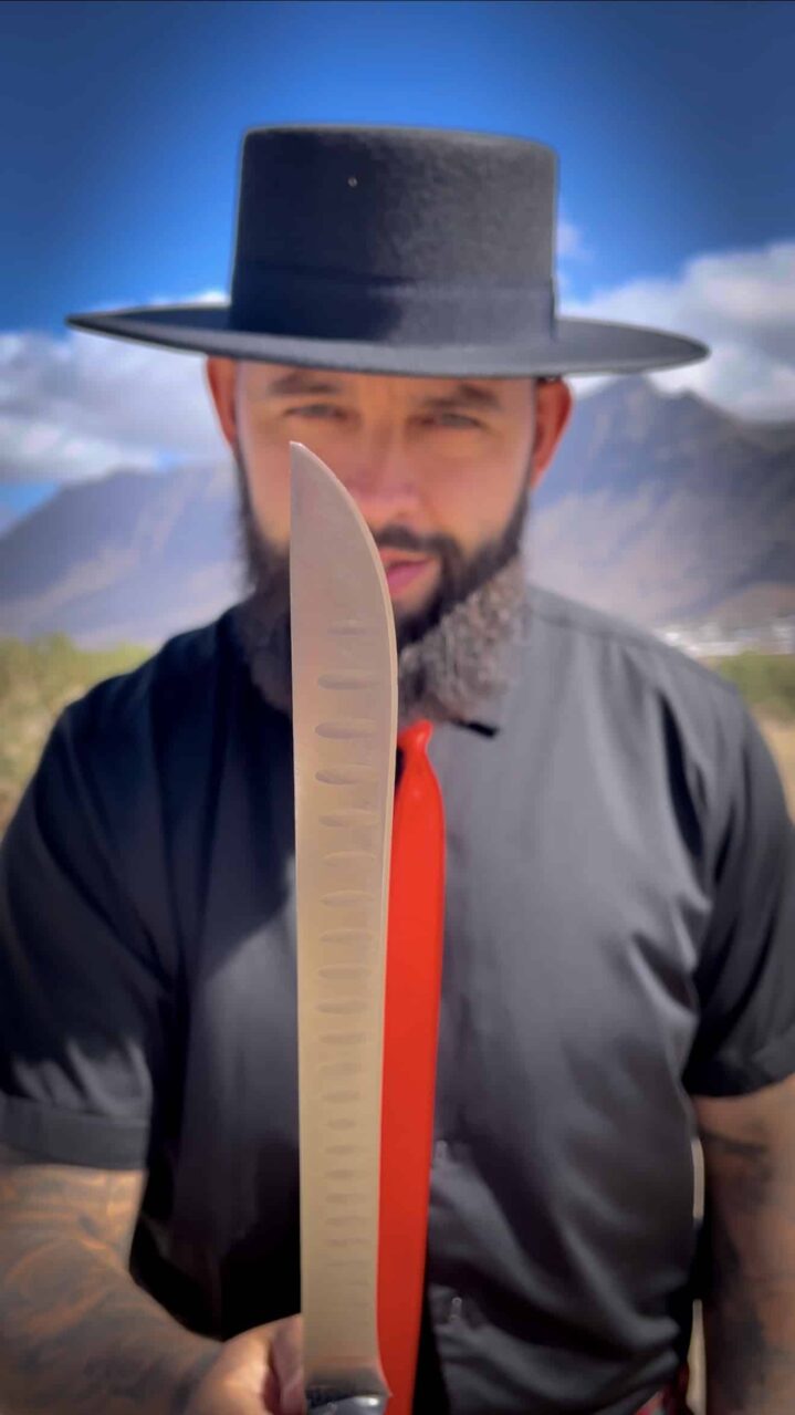 Primer plano de Julio García, maestro cortador de jamón de Galician Ham Carver, en Famara, Lanzarote, preparado para bodas y celebraciones exclusivas.