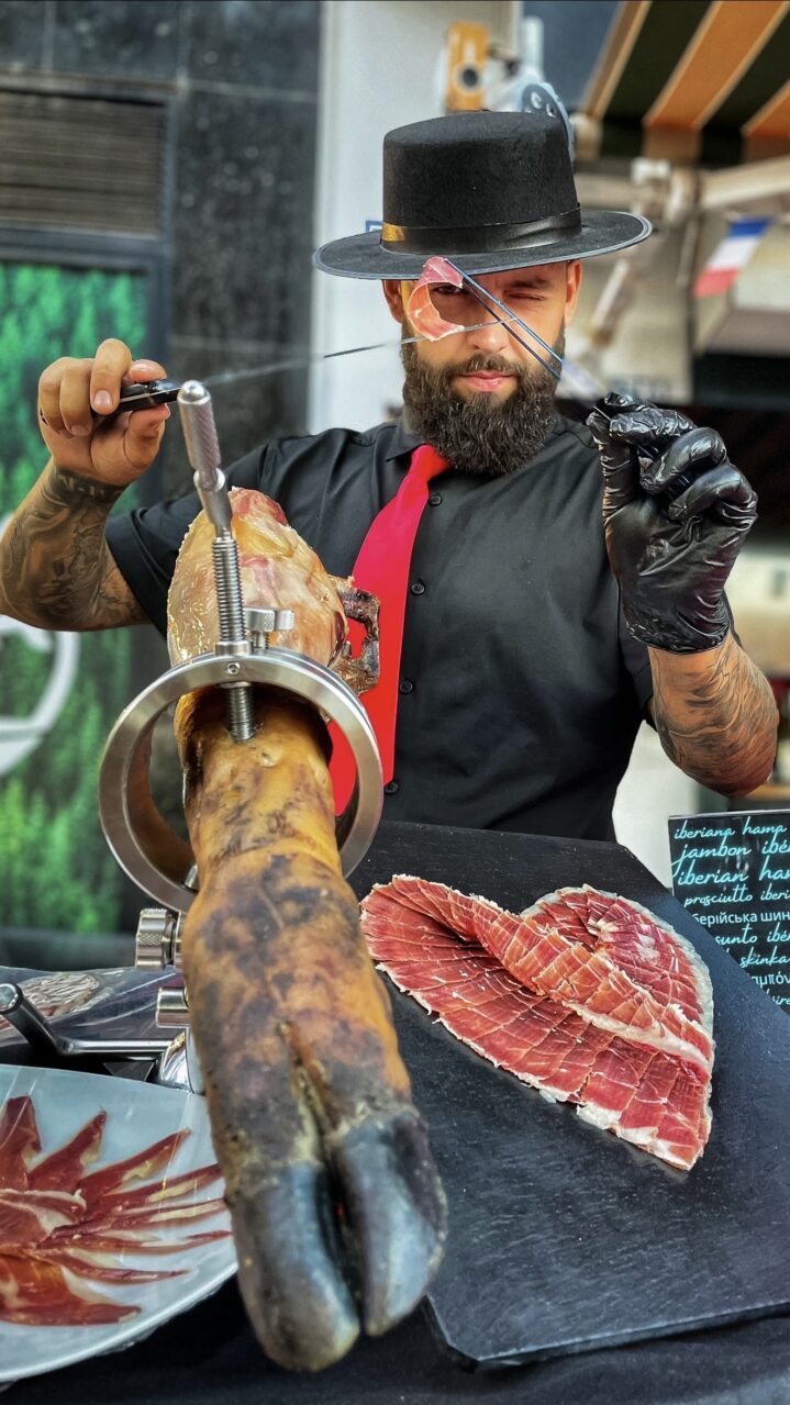 Julio García de Galician Ham Carver realizando un corte artístico de jamón en forma de corazón, ideal para bodas, aniversarios, comuniones y celebraciones especiales en Ibiza, incluyendo zonas como Sant Antoni, Santa Eulària, Sant Josep, Cala Llonga y Talamanca.