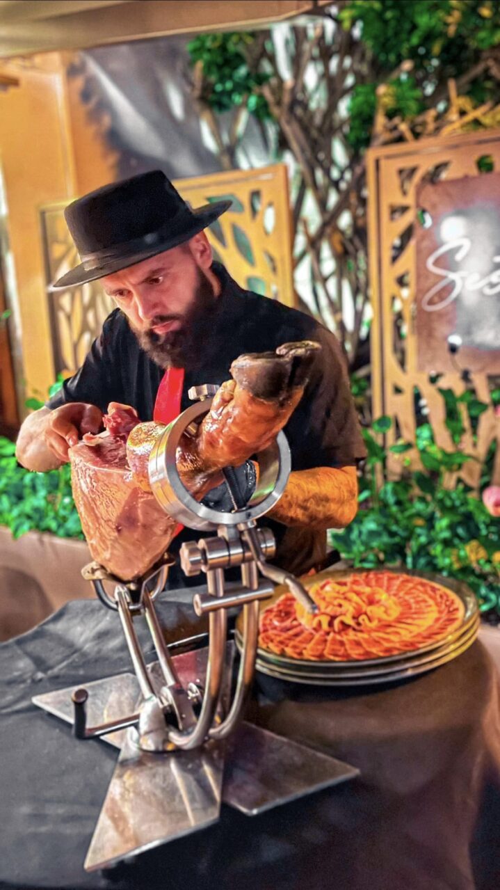 Julio García de Galician Ham Carver cortando jamón ibérico en evento exclusivo en Tenerife, ideal para bodas y celebraciones.