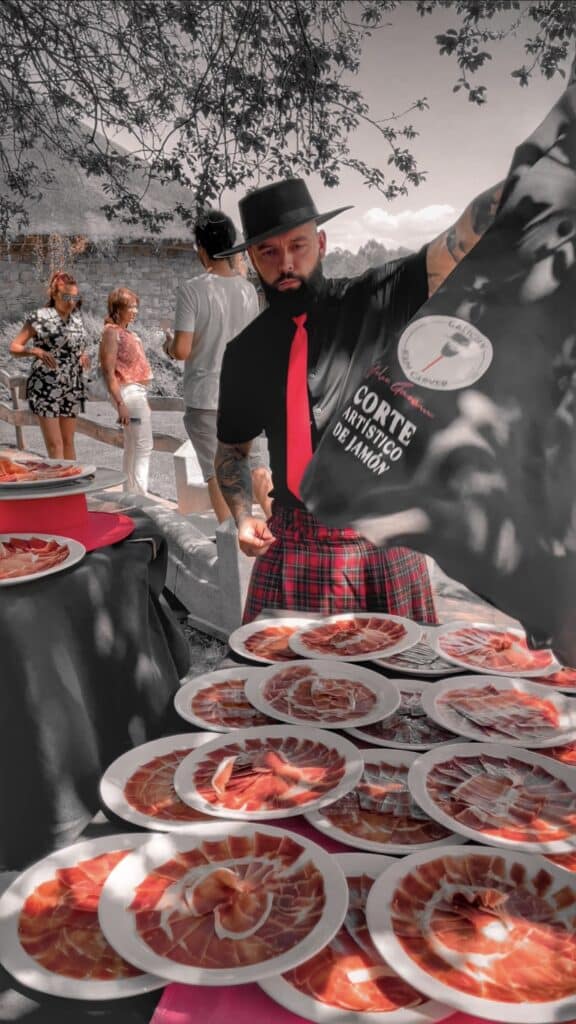 Julio García, maestro cortador de jamón de Galician Ham Carver, presentando corte artístico de jamón ibérico en un evento exclusivo, ideal para bodas, comuniones, aniversarios y celebraciones privadas en Ibiza, incluyendo Santa Eulària, Sant Antoni, Sant Josep, Dalt Vila y Cala Llonga.