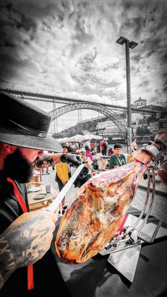 Julio García, maestro cortador de jamón de Galician Ham Carver, en plena acción en Oporto, ofreciendo corte de jamón ibérico en vivo para bodas, comuniones, celebraciones y eventos exclusivos en Portugal: Lisboa, Braga, Coimbra, Faro y más.