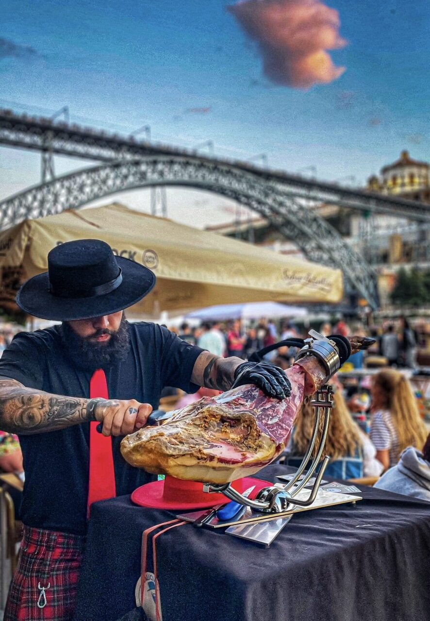 Julio García, cortador de jamón de Galician Ham Carver, en acción durante un evento en Oporto, ideal para bodas, comuniones y celebraciones exclusivas.