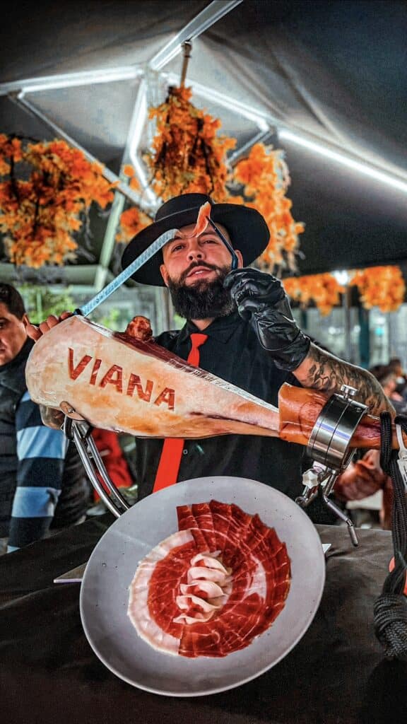 Julio García, maestro cortador de jamón de Galician Ham Carver, realizando un show de corte en vivo con jamón ibérico durante una celebración en Viana do Castelo, ideal para bodas, comuniones y eventos exclusivos en el norte de Portugal, incluyendo Braga, Guimarães, Viana do Castelo, Vila Real y Barcelos.