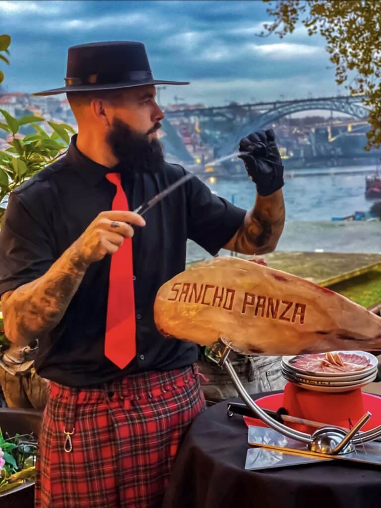 Julio García, cortador profesional de jamón en Galician Ham Carver, preparando un plato de jamón ibérico en un evento exclusivo. Ideal para bodas, comuniones y celebraciones privadas en el norte de Portugal: Valença do Minho, Braga, Guimarães, Barcelos, Vila Real y Viana do Castelo.