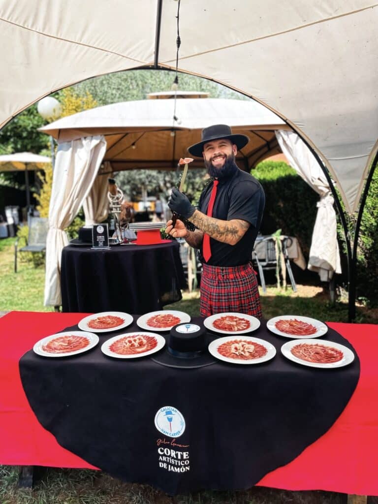 Corte artístico de jamón en evento exclusivo con presentación de platos