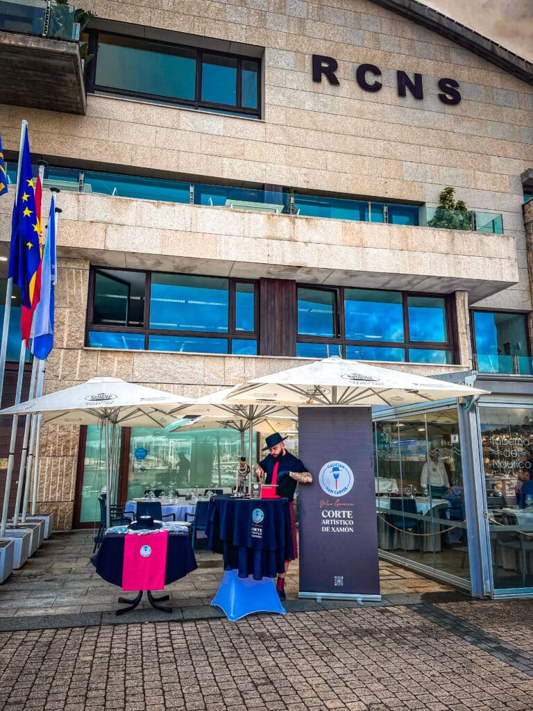 Galician Ham Carver realizando corte artístico de jamón ibérico en evento del Real Club Náutico de Sanxenxo, Pontevedra – experiencia gourmet para eventos exclusivos en Galicia.