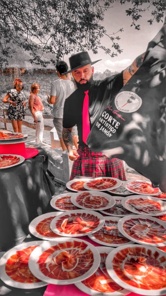 Corte artístico de jamón en evento al aire libre en la provincia de Lugo, con platos cuidadosamente emplatados por Galician Ham Carver.