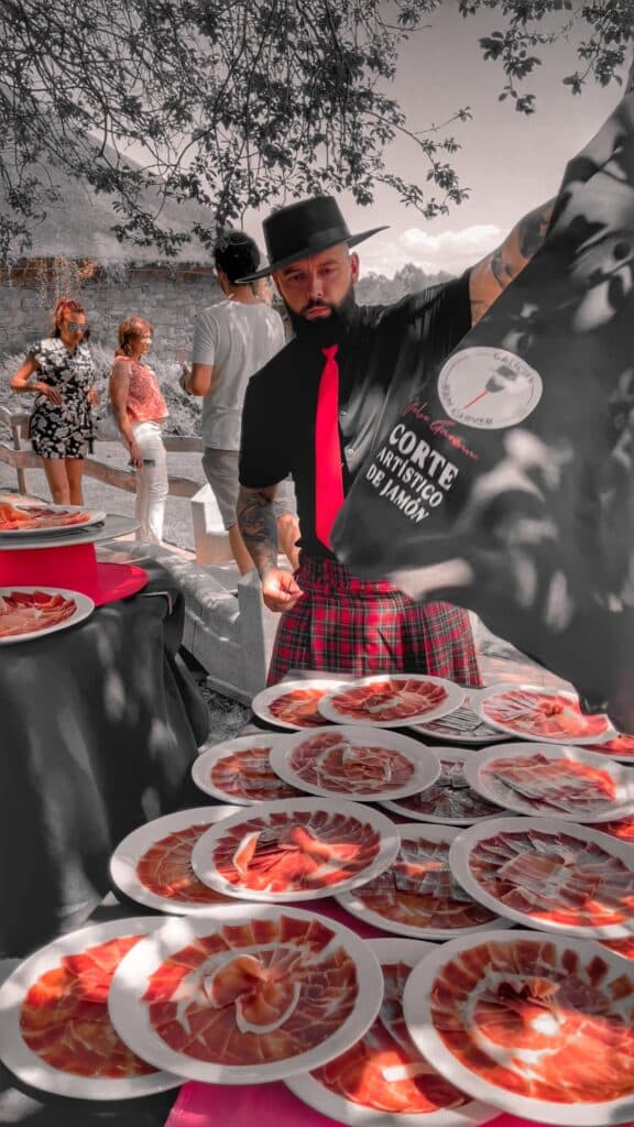 Julio García, cortador artístico de jamón en Galicia, prepara una elegante mesa de degustación para bodas y eventos en Lugo, A Coruña, Ourense y Pontevedra.