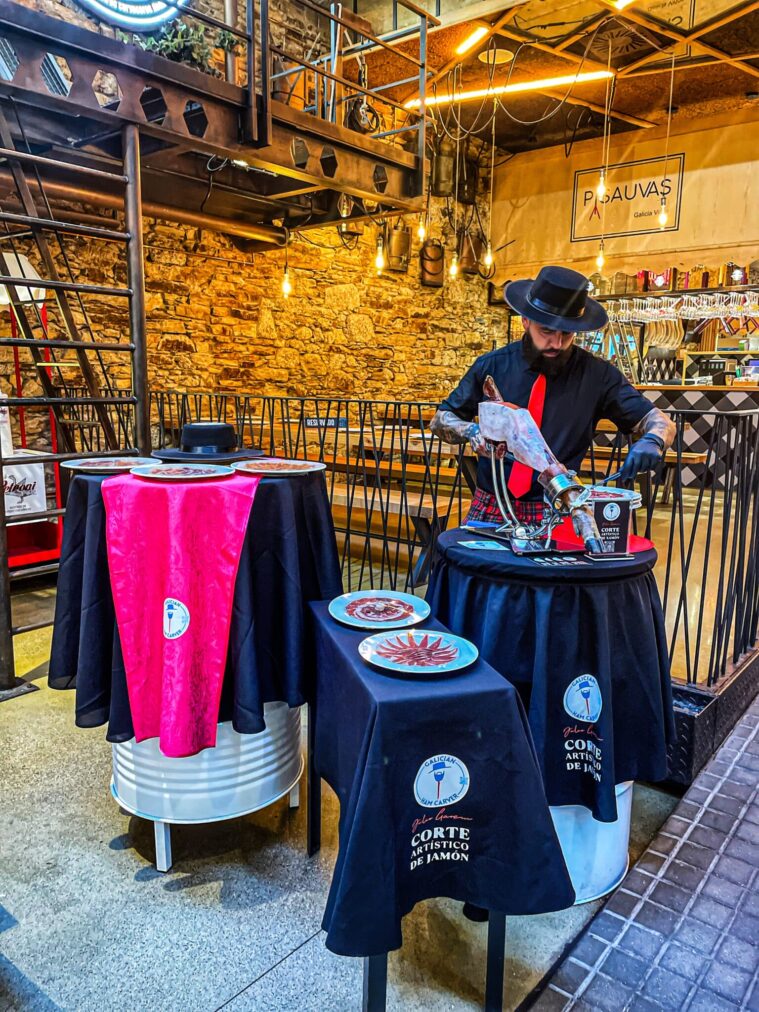 Show de corte artístico de jamón en Santiago durante los Días de Galicia – 25 de julio