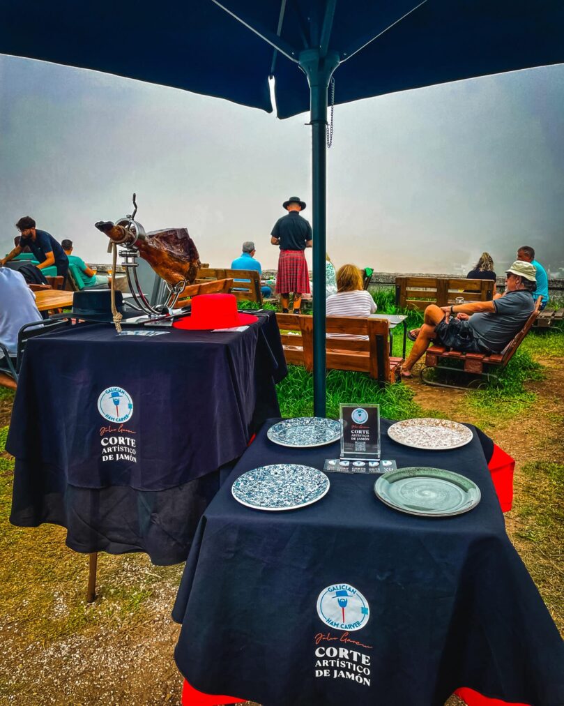 Corte artístico de jamón en Corsario Beach Club, A Lanzada, Pontevedra
