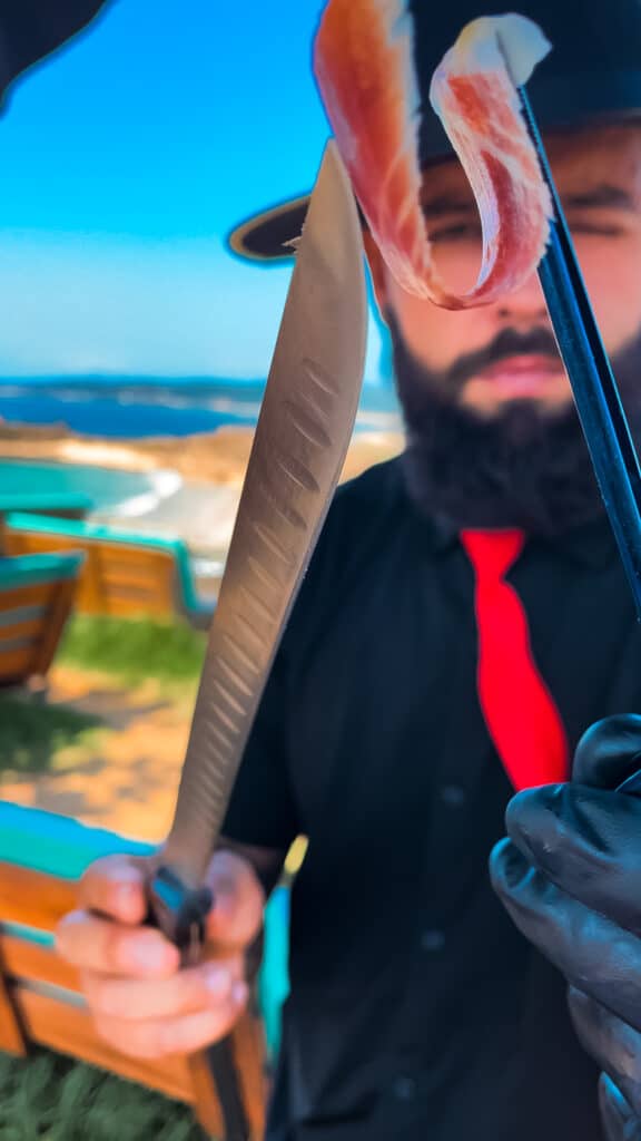 Cortador profesional de jamón en evento al aire libre en Pontevedra, Galician Ham Carver, platos de jamón ibérico perfectamente presentados