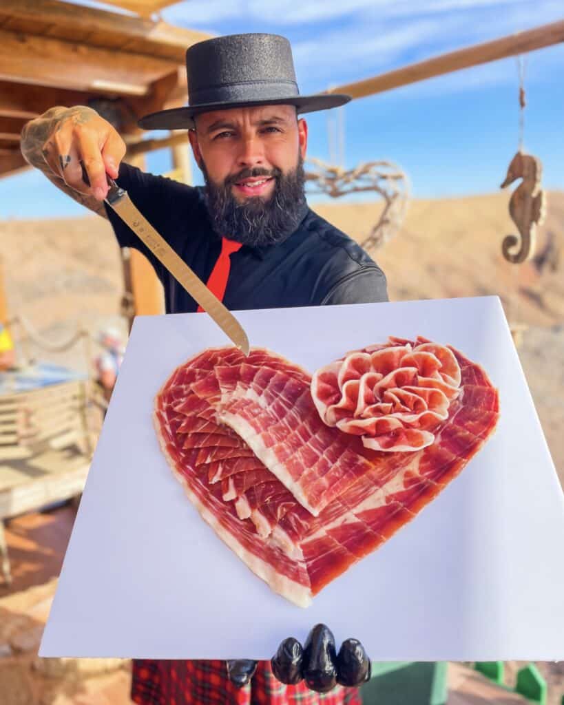 Julio García de Galician Ham Carver con una presentación artística de jamón ibérico en forma de corazón, ideal para bodas y celebraciones en Arrecife, Puerto del Carmen, Playa Blanca, Costa Teguise, Tías, Teguise y Haría, Lanzarote.