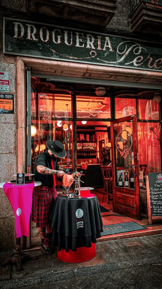 Corte de jamón en las fiestas de San Cibrao, O Carballiño, Ourense