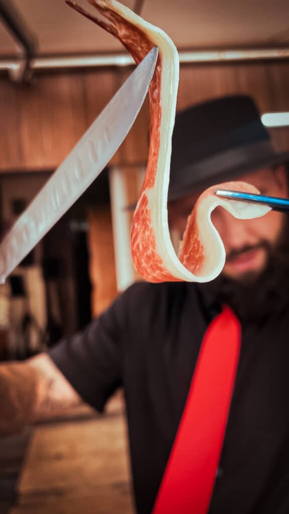 Primer plano de una loncha perfecta de jamón ibérico cortada por Julio García, maestro cortador gallego para bodas y eventos en A Coruña, Lugo, Ourense y Pontevedra.