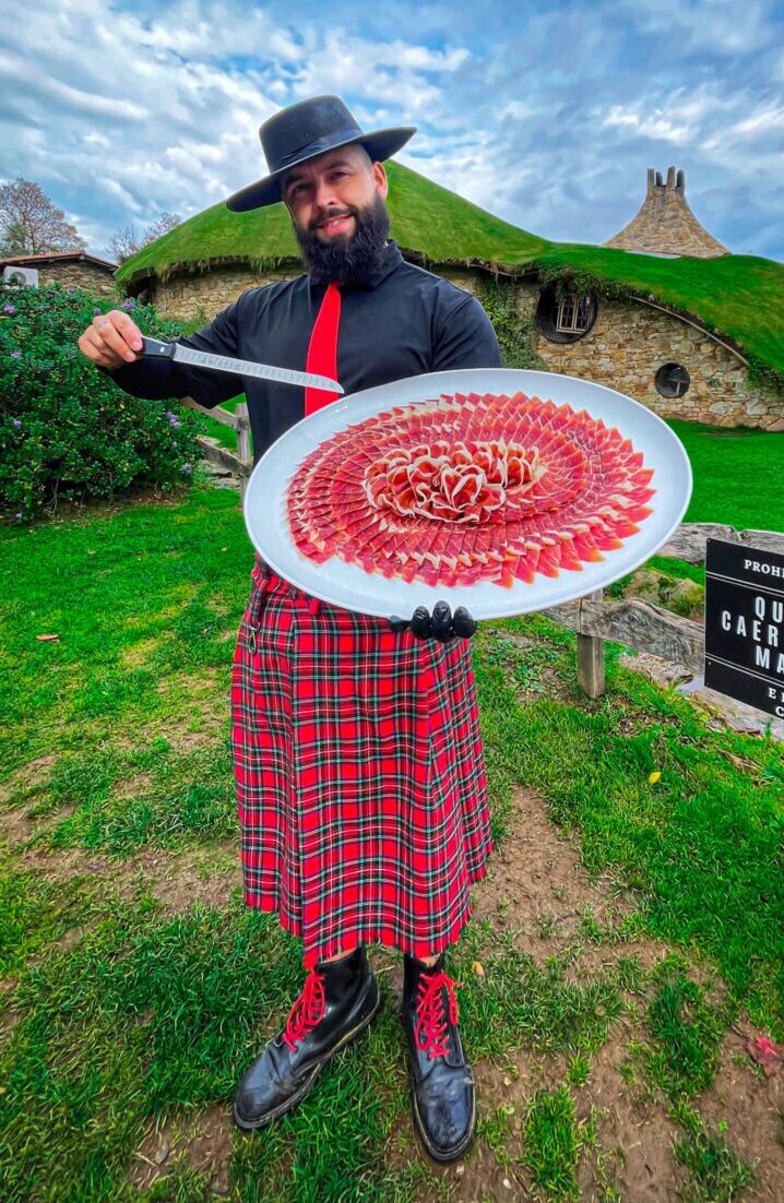 Galician Ham Carver en Fogar de Breogán, Lalín