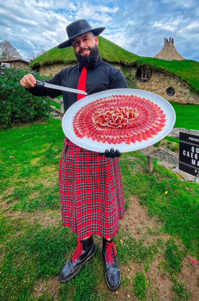 Fogar de Breogán en Pontevedra, espectáculo de corte de jamón