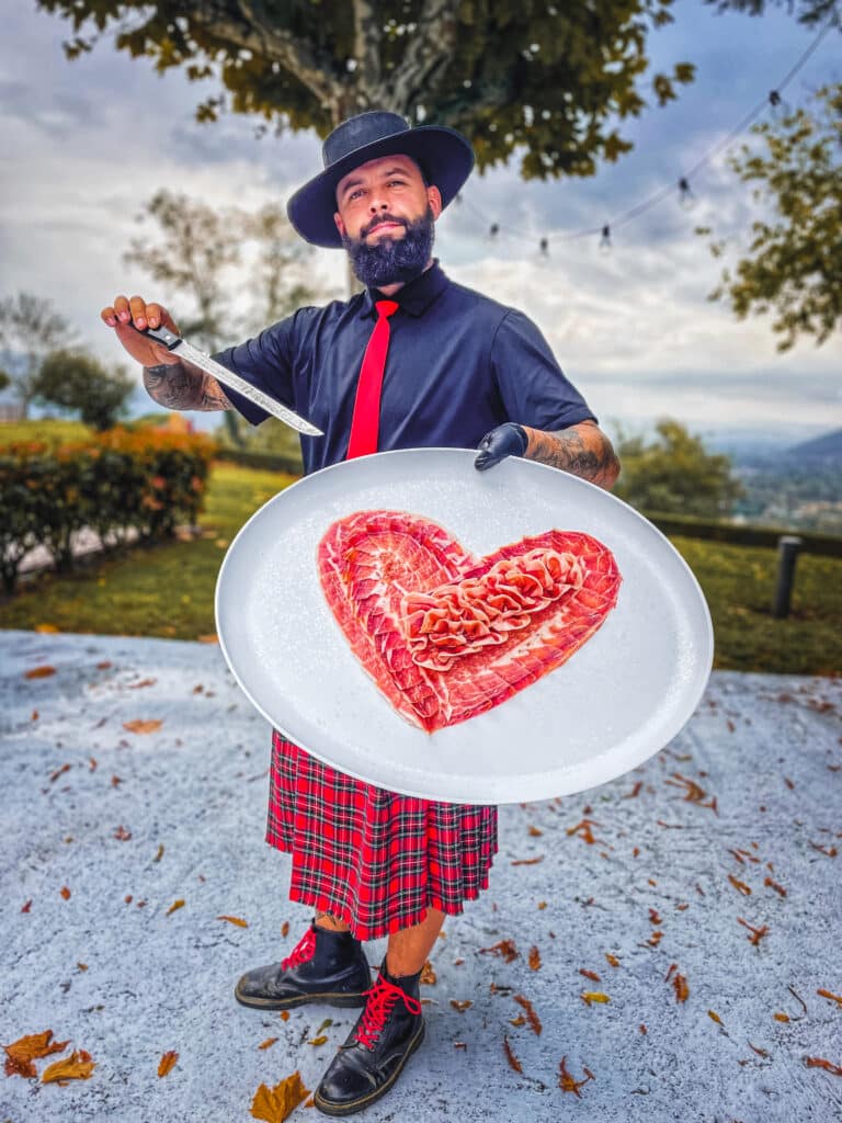 Cortador de jamón profesional para bodas en A Coruña — Galician Ham Carver presentando corazón de jamón ibérico en evento romántico