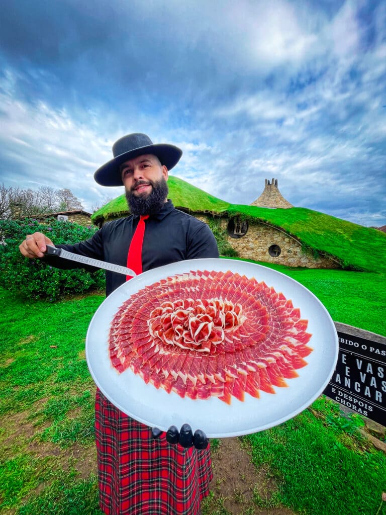 Cortador de jamón para eventos en A Coruña — Galician Ham Carver con presentación artística de jamón ibérico en finca rural gallega