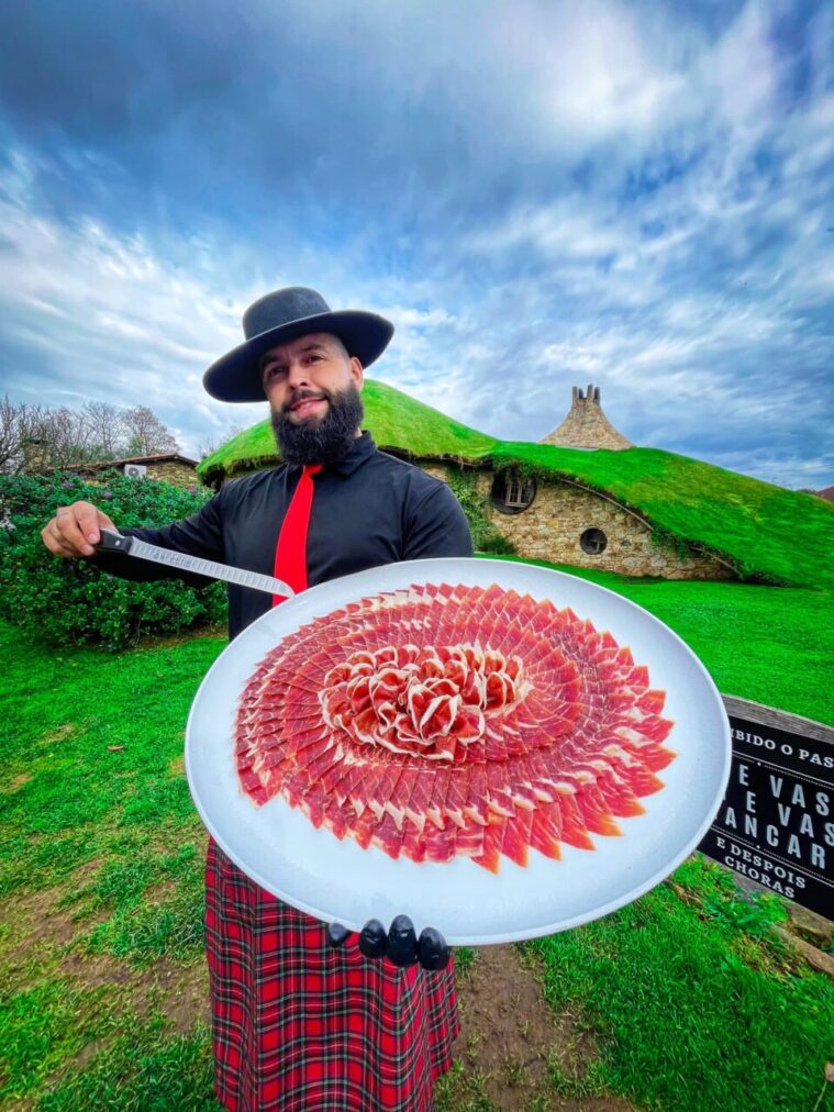 Julio García, maestro cortador de jamón ibérico de Galician Ham Carver, presentando un corte artístico perfecto para bodas, comuniones y celebraciones exclusivas en Ibiza, incluyendo Santa Eulària, Sant Josep, Sant Antoni, Jesús, Cala Llonga y Es Canar.
