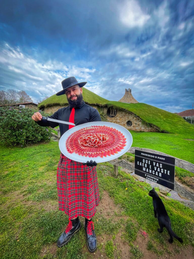 Presentación de jamón ibérico en espiral realizada por Julio García, cortador profesional de Galician Ham Carver, especializado en eventos gourmet en Chaves, Oporto, Braga y el norte de Portugal.