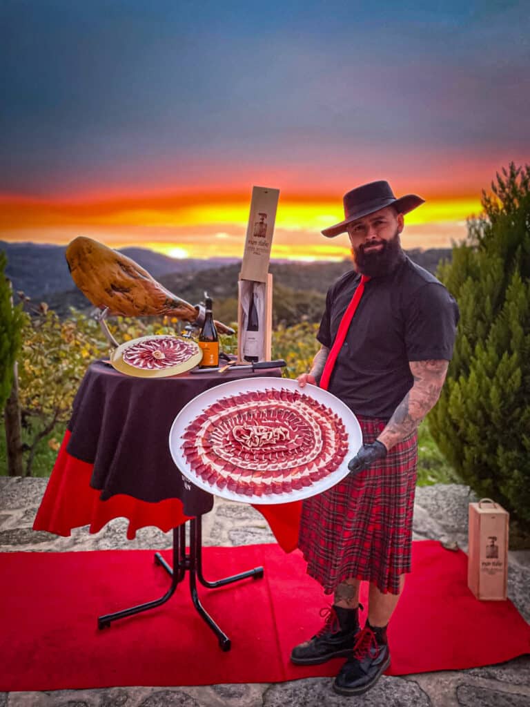 Julio García, cortador artístico de jamón, ofrece un exclusivo servicio de corte de jamón en bodas y eventos al atardecer en Galicia, disponible en A Coruña, Lugo, Ourense y Pontevedra.