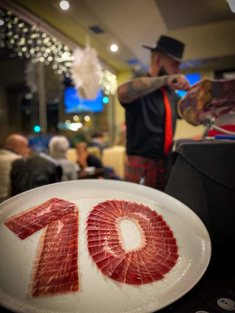 Julio García, cortador artístico de jamón en Galicia, presenta un plato con el número 10 hecho con lonchas para un aniversario exclusivo en A Coruña, Lugo, Ourense o Pontevedra.