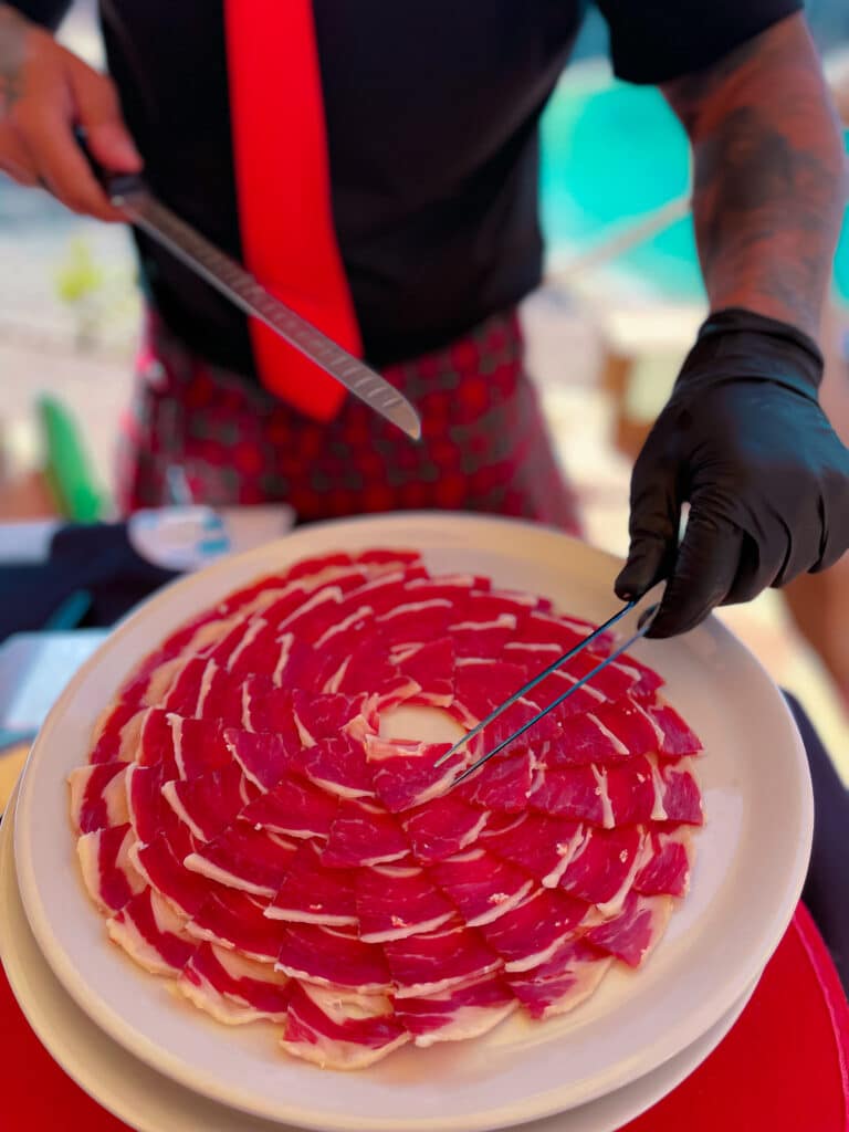 Corte profesional de jamón ibérico en Lanzarote realizado por Julio García de Galician Ham Carver, perfecto para bodas, comuniones, bautizos, aniversarios y eventos de empresa en Arrecife, Playa Blanca, Puerto del Carmen, Teguise, Tías, Costa Teguise y Haría.