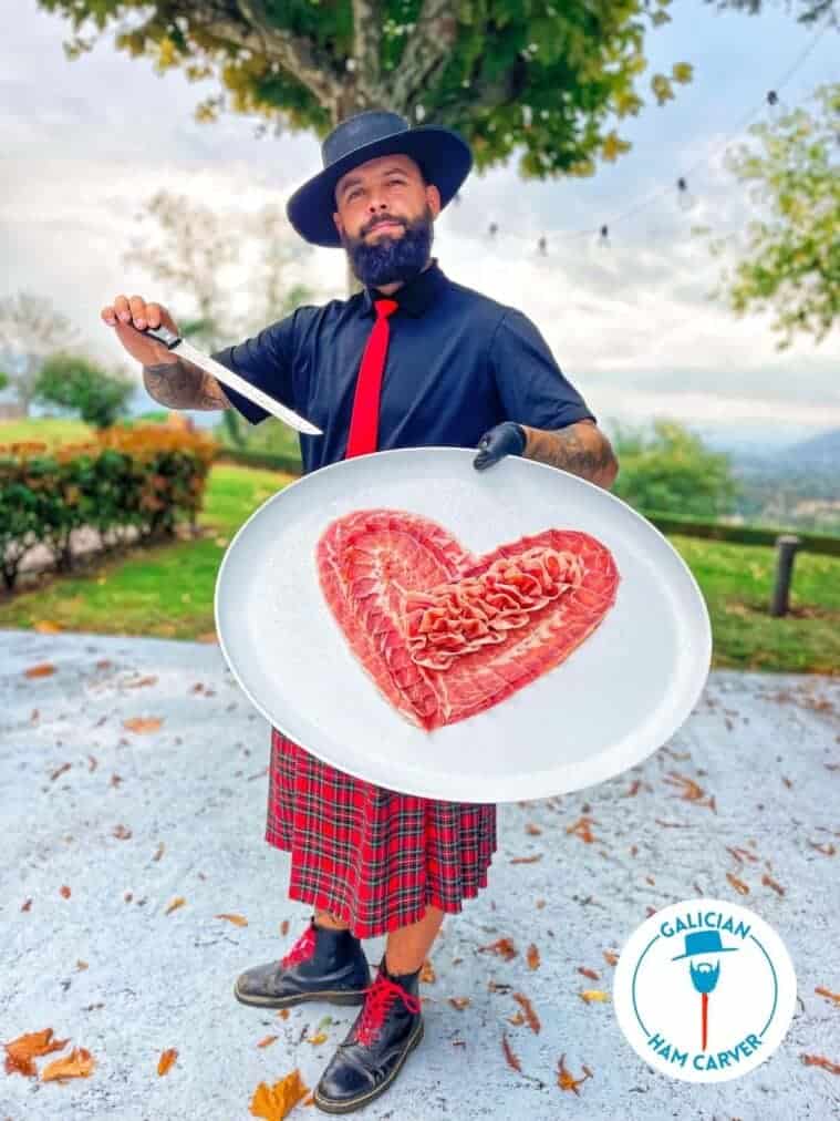 爱心形状的西班牙火腿拼盘