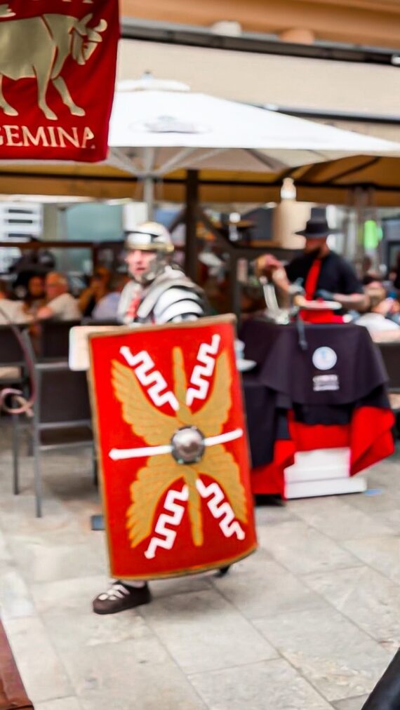 Corte artístico de jamón durante el Arde Lucus en Lugo, Galicia