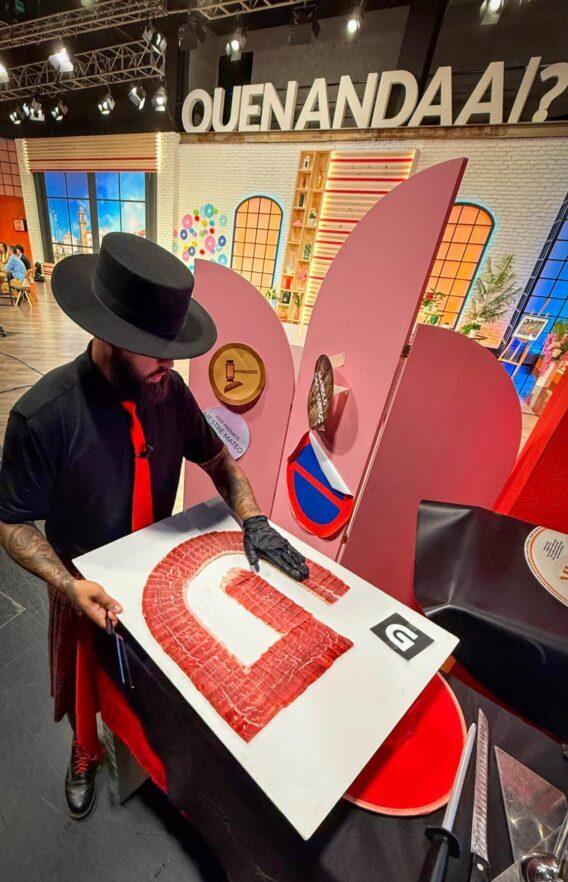 Jamón en el plató de la TVG, programa Quen Anda Aí