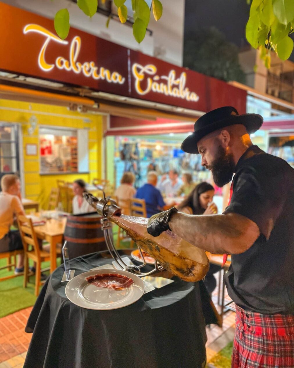 Cortador de jamón en Taberna Cántabra, Los Cristianos