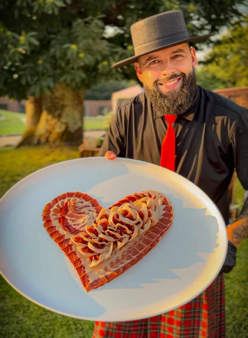 Ruta del Jamón por Portugal – Julio García Galician Ham Carver Julio García cortando jamón ibérico en forma de corazón – Experiencia gastronómica en Portugal