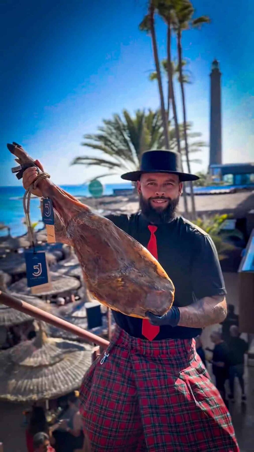 Corte de jamón en El Senador Beach House, Maspalomas, Gran Canaria – Ruta del Jamón