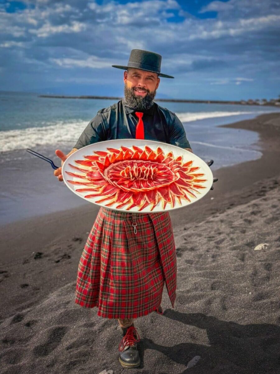 Corte artístico de jamón en Altamira, Playa del Duque, Tenerife – Ruta del Jamón