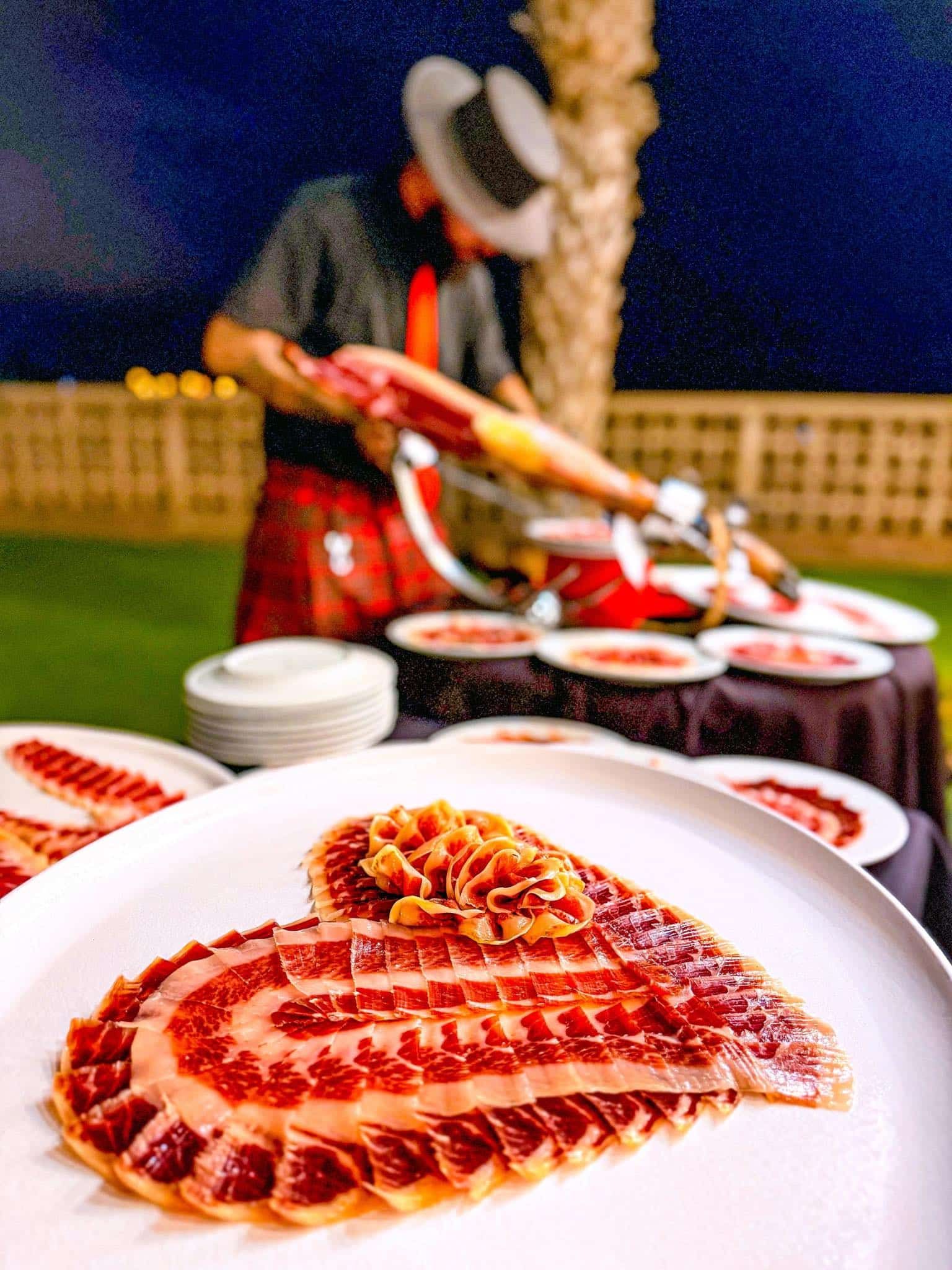 Plato de jamón en forma de corazón para bodas – Galician Ham Carver Tenerife Julio García, Galician Ham Carver, con un plato de jamón ibérico en forma de corazón durante una boda en Tenerife