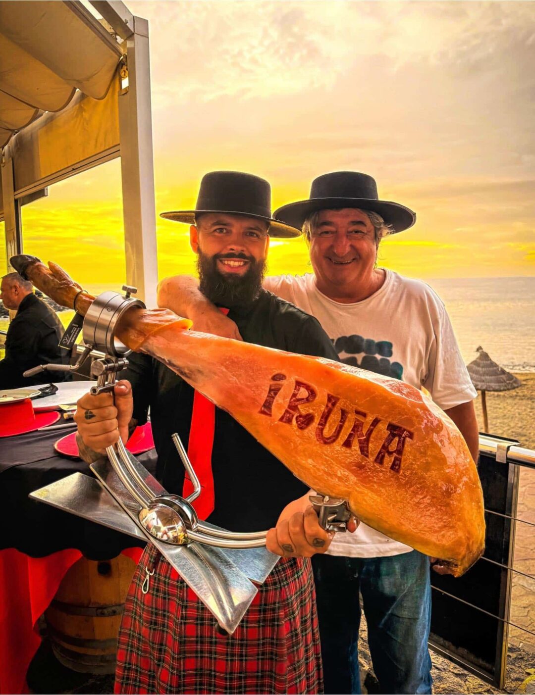Corte artístico de jamón en Taberna Iruña, Costa Adeje, Tenerife – Catando Atardeceres